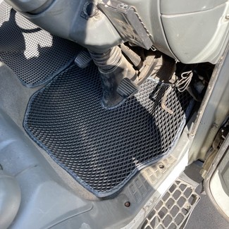 Ворсовые коврики на Mitsubishi Fuso Canter VII узкая кабина 2002 - 2017 в Чебоксарах Ворсовые коврики на Mitsubishi Fuso Canter VII узкая кабина 2002 - 2017 в Чебоксарах