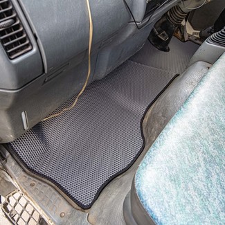 Ворсовые коврики на Mitsubishi Fuso Canter VI узкая кабина 1991 - 2010 в Чебоксарах Ворсовые коврики на Mitsubishi Fuso Canter VI узкая кабина 1991 - 2010 в Чебоксарах