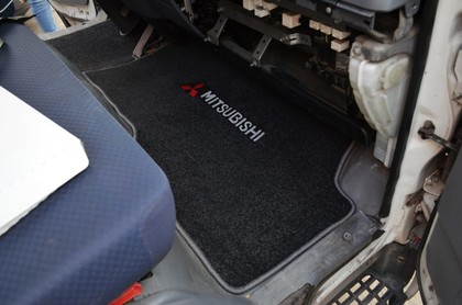 Ворсовые коврики на Mitsubishi Fuso Canter VII широкая кабина 2002 - 2017 в Чебоксарах Ворсовые коврики на Mitsubishi Fuso Canter VII широкая кабина 2002 - 2017 в Чебоксарах