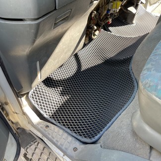 Ворсовые коврики на Mitsubishi Fuso Canter VII узкая кабина 2002 - 2017 в Чебоксарах Ворсовые коврики на Mitsubishi Fuso Canter VII узкая кабина 2002 - 2017 в Чебоксарах