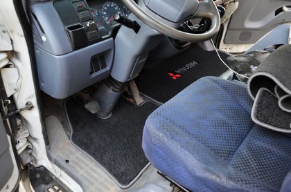 Ворсовые коврики на Mitsubishi Fuso Canter VII широкая кабина 2002 - 2017 в Чебоксарах Ворсовые коврики на Mitsubishi Fuso Canter VII широкая кабина 2002 - 2017 в Чебоксарах